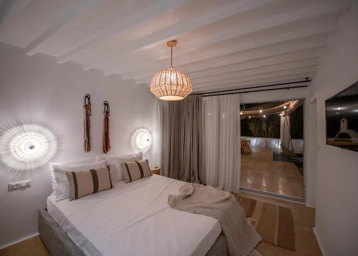 Little Amid Super Paradise-jackieo' Mykonos Super Paradise Beach (Mykonos)